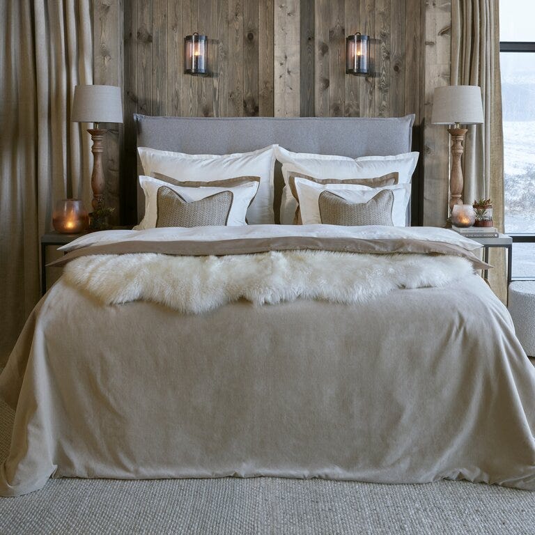 Bedtime Story By Halvor Bakke BEDTIME STORY Sengeteppe 140x240 cm i Beige/natur designet av Halvor Bakke