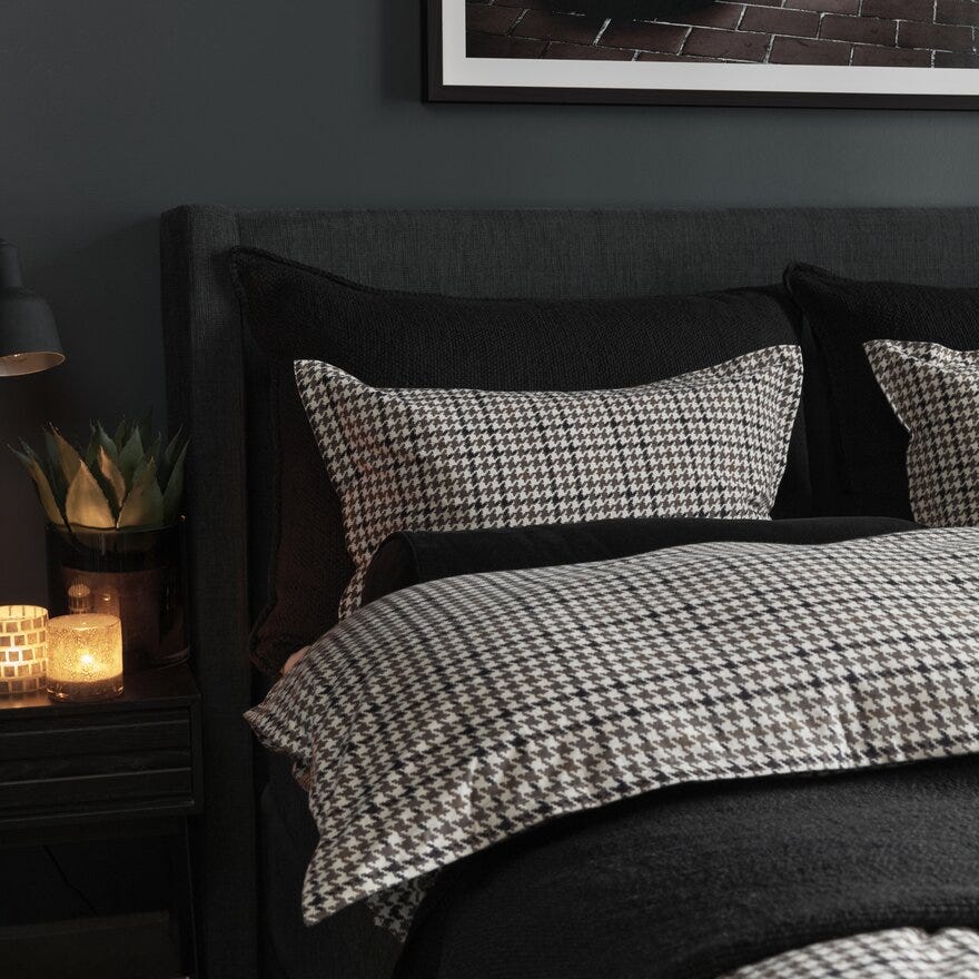 Bedtime Story By Halvor Bakke BOSCHENDAL Sengeteppe 140x240 cm i Svart designet av Halvor Bakke