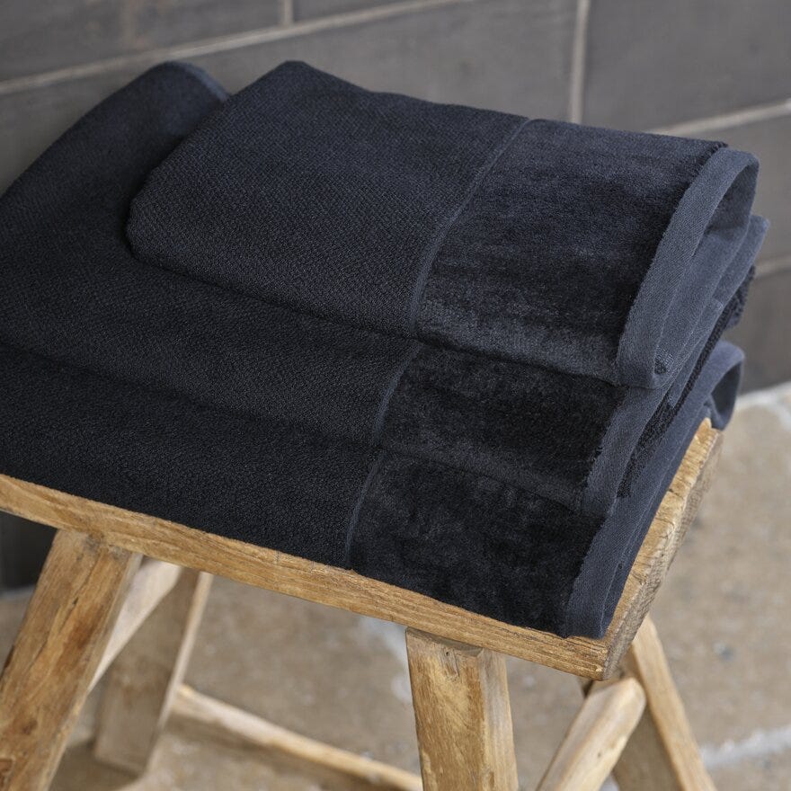 Bedtime Story By Halvor Bakke CLIFTON Håndkle 50x100 cm i Svart designet av Halvor Bakke