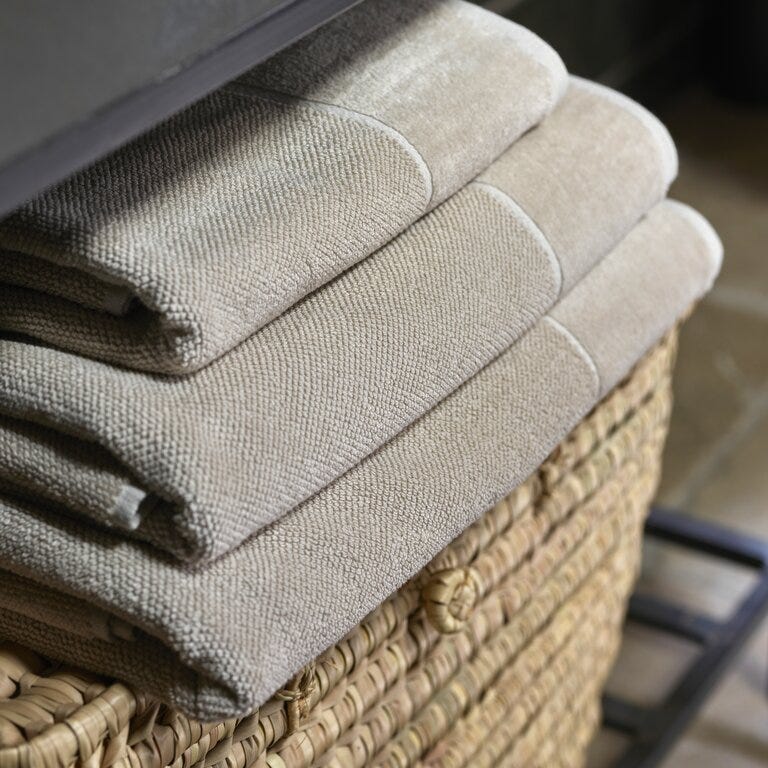 Bedtime Story By Halvor Bakke CLIFTON Håndkle 50x100 cm i Beige/natur designet av Halvor Bakke
