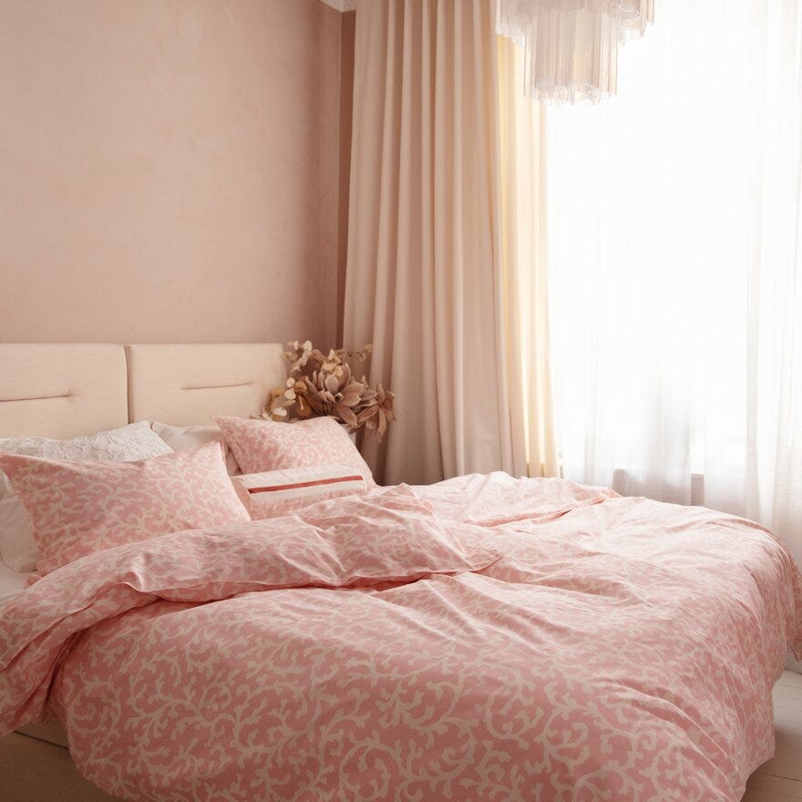 LA MER Sengesett 140x200 cm i Rosa designet av Tone Kroken