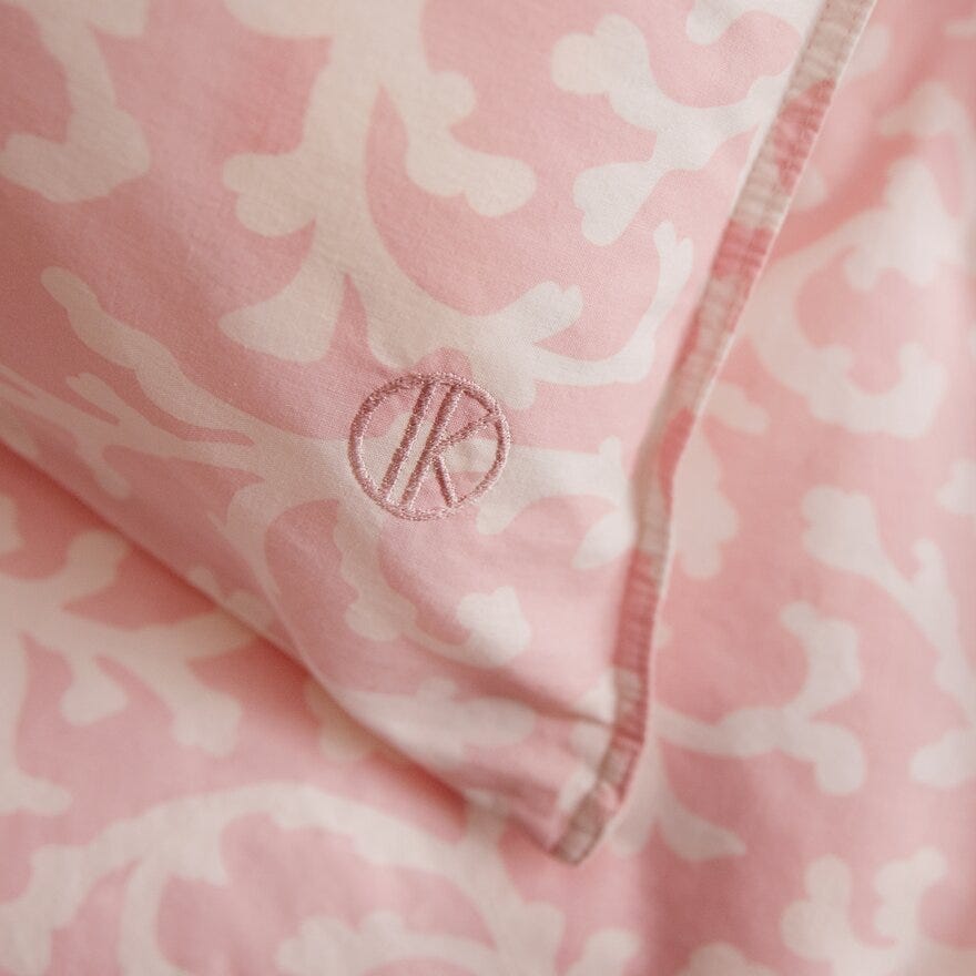 LA MER Sengesett 140x200 cm i Rosa designet av Tone Kroken