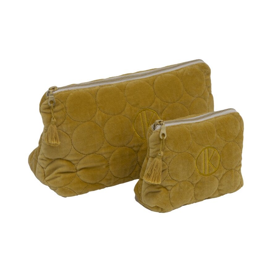 Tone Kroken NELIA Toalettmappe 17x13/30x17 cm i Gul designet av Tone Kroken