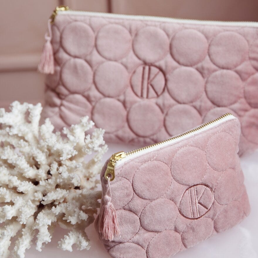 Tone Kroken NELIA Toalettmappe 17x13/30x17 cm i Rosa designet av Tone Kroken
