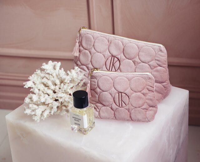 NELIA Toalettmappe 17x13/30x17 cm i Rosa designet av Tone Kroken