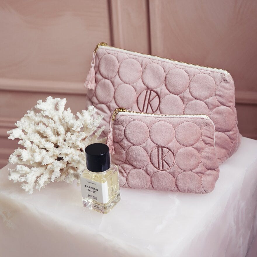 Tone Kroken NELIA Toalettmappe 17x13/30x17 cm i Rosa designet av Tone Kroken