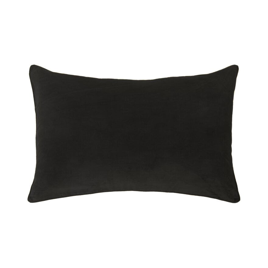 Bedtime Story By Halvor Bakke WELLINGTON Putetrekk 70x100 cm i Svart designet av Halvor Bakke