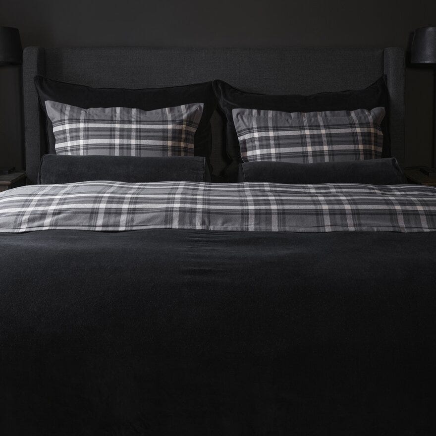 Bedtime Story By Halvor Bakke WELLINGTON Sengeteppe 160x280 cm i Svart designet av Halvor Bakke