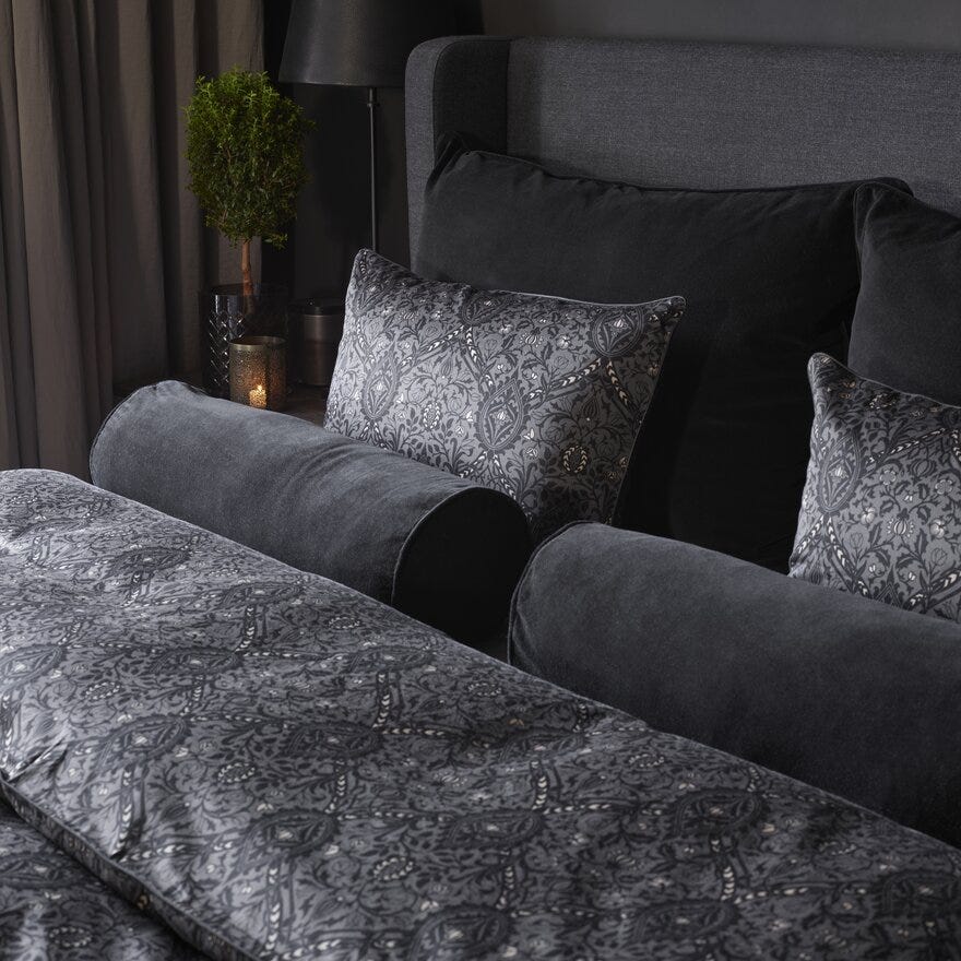 Bedtime Story By Halvor Bakke WELLINGTON Putetrekk 23x70 cm i Svart designet av Halvor Bakke