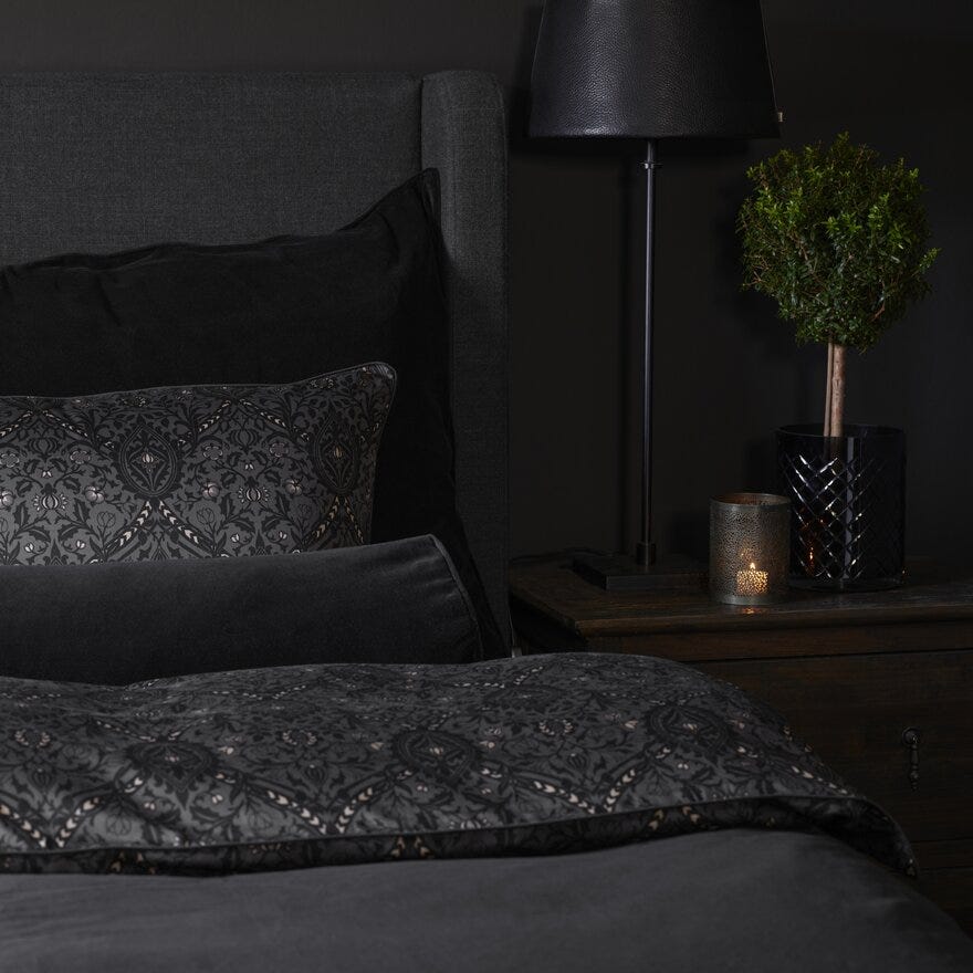 Bedtime Story By Halvor Bakke WELLINGTON Sengeteppe 160x280 cm i Svart designet av Halvor Bakke