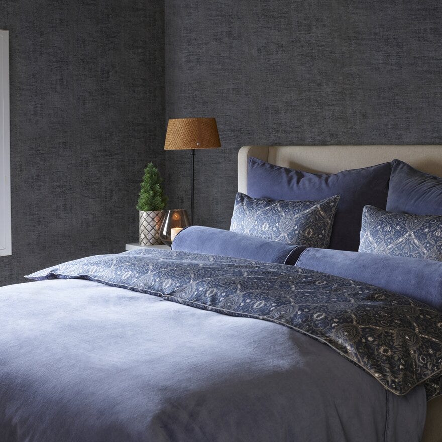 Bedtime Story By Halvor Bakke WELLINGTON Sengeteppe 160x280 cm i Blå designet av Halvor Bakke