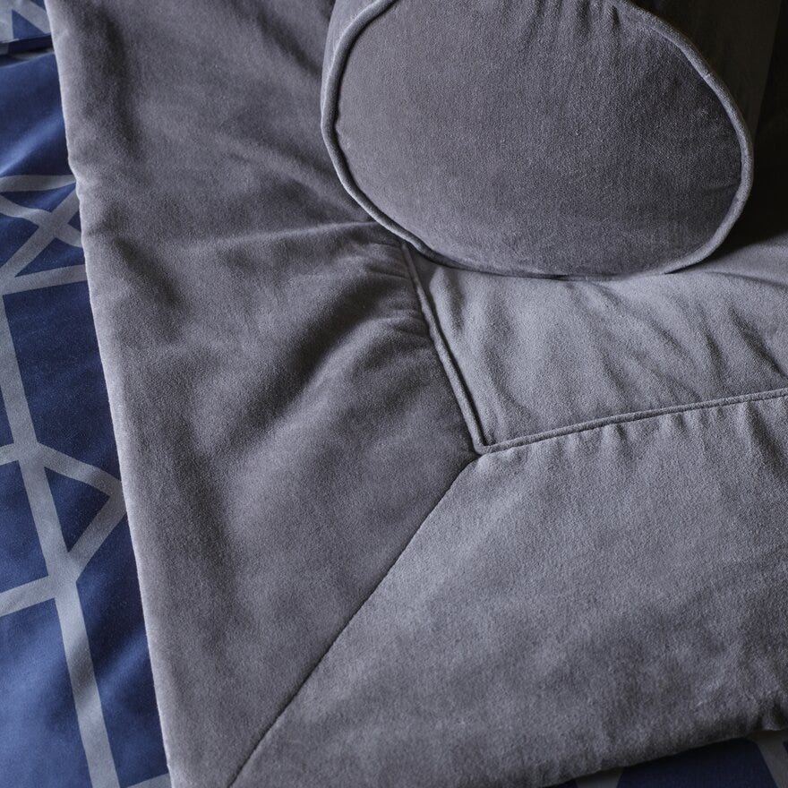 Bedtime Story By Halvor Bakke WELLINGTON Putetrekk 23x70 cm i Grå designet av Halvor Bakke