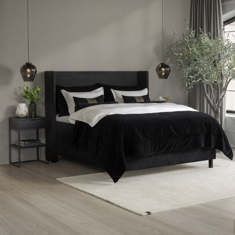 Signature Collection Sleeping BJERKØY Kontinentalseng 150x200 cm i Svart designet av Halvor Bakke