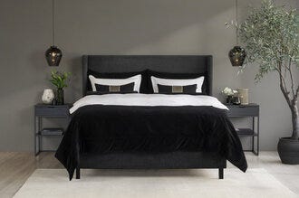 Signature Collection Sleeping BJERKØY Kontinentalseng 150x200 cm i Svart designet av Halvor Bakke