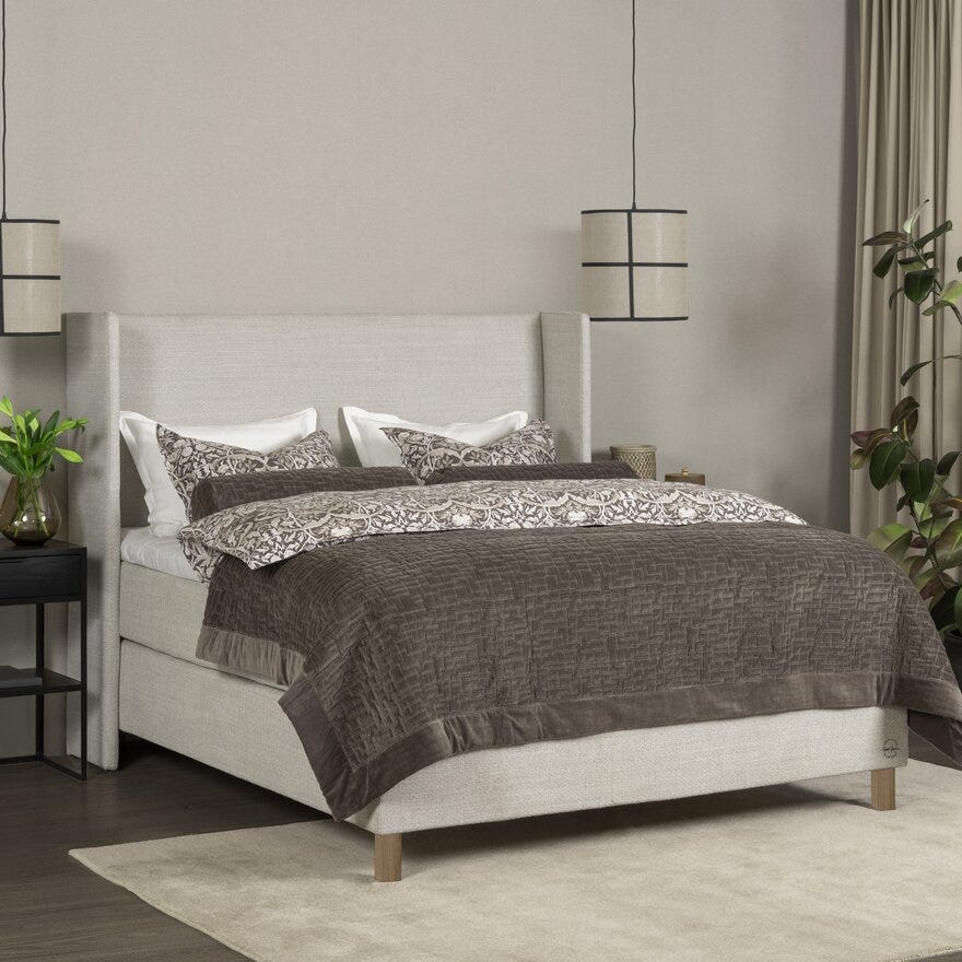 Bedtime Story By Halvor Bakke HAZENDAL Sengesett 200x220 cm i Brun designet av Halvor Bakke