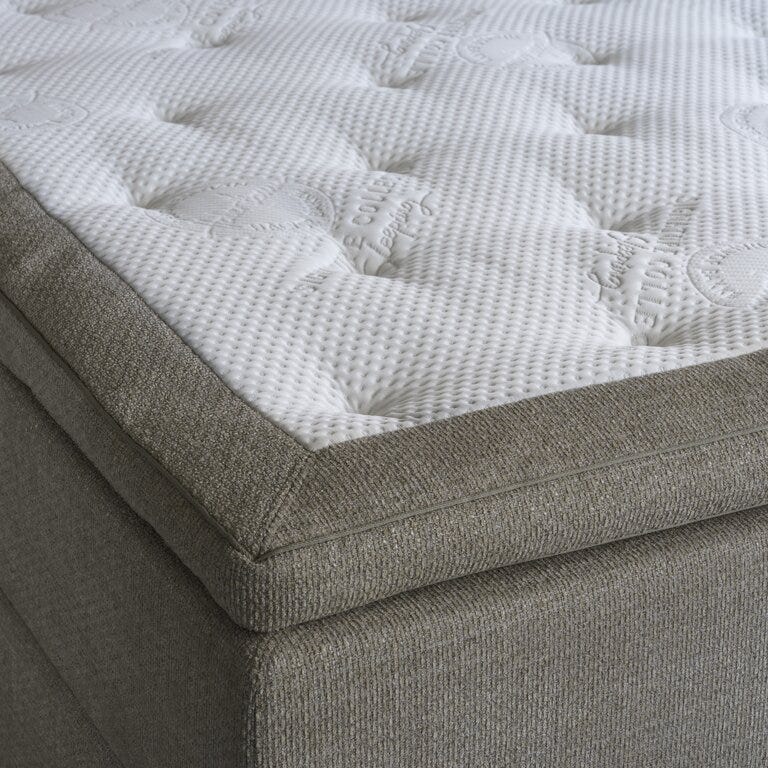 Signature Collection Sleeping BJERKØY Kontinentalseng 150x200 cm i Beige/natur designet av Halvor Bakke