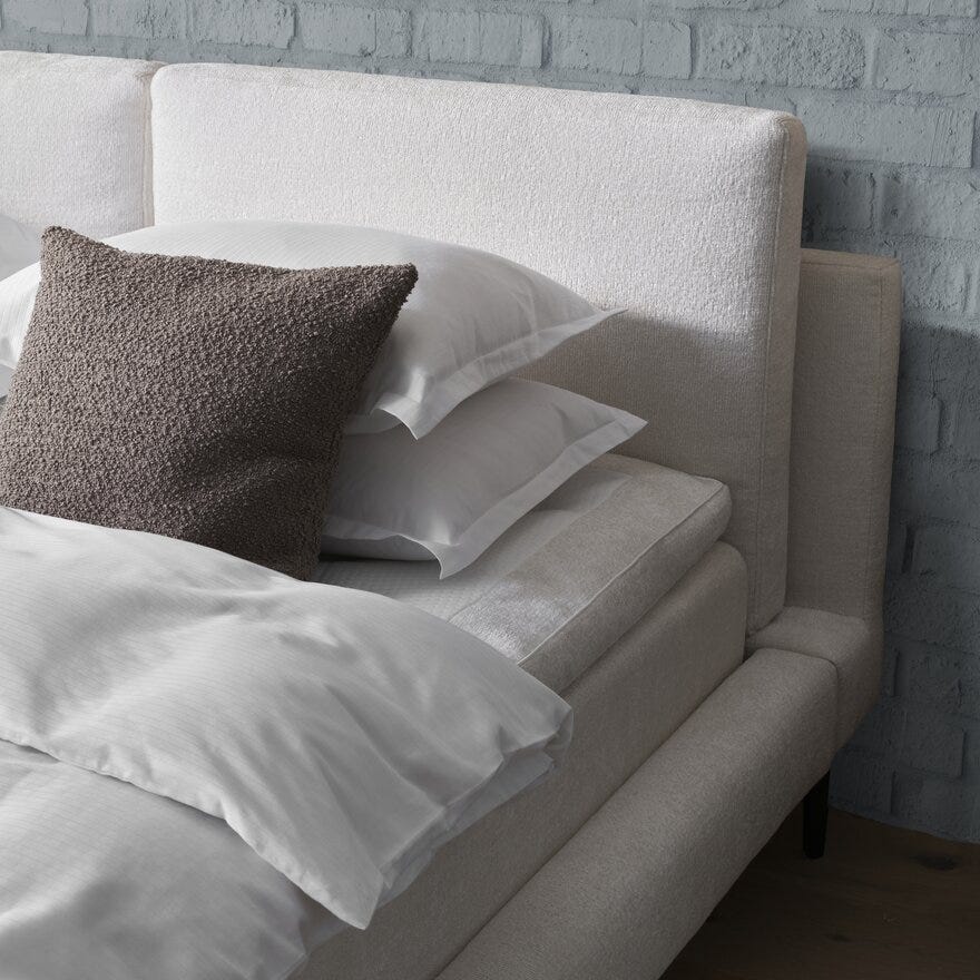 Signature Collection Sleeping SOHO Seng med gavl 140x200 cm i Beige/natur