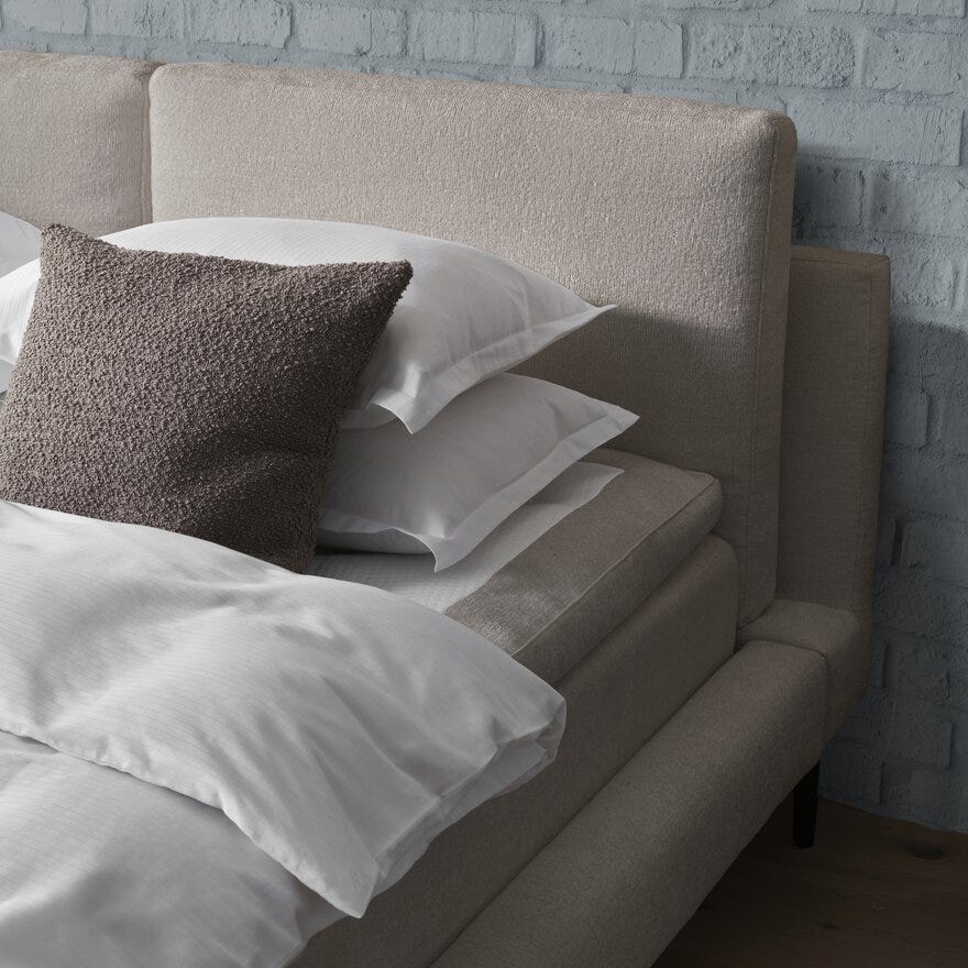 Signature Collection Sleeping SOHO Seng med gavl 140x200 cm i Beige/natur