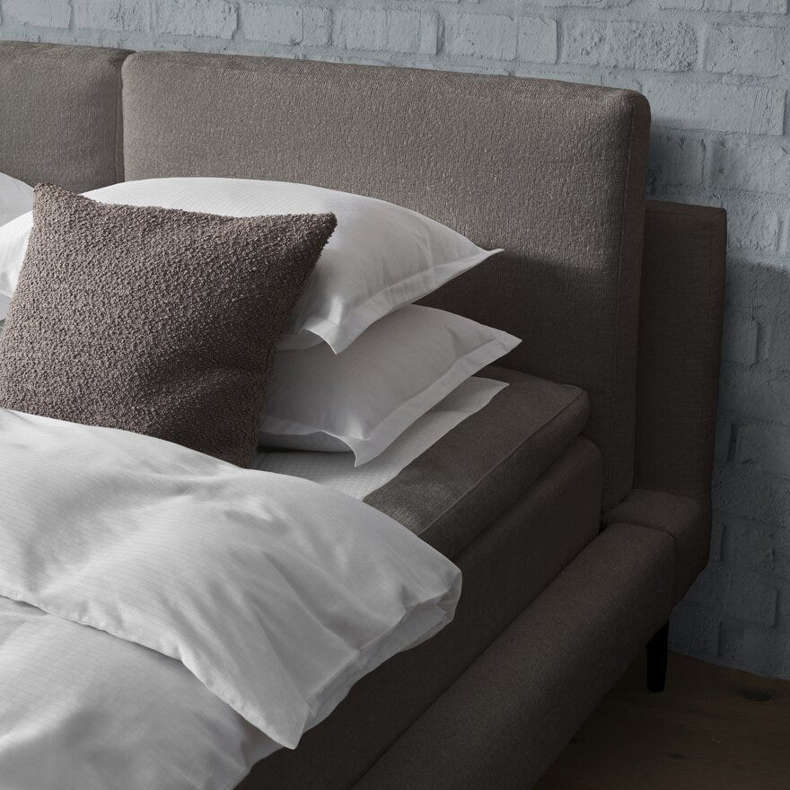 Signature Collection Sleeping SOHO Seng med gavl 140x200 cm i Brun