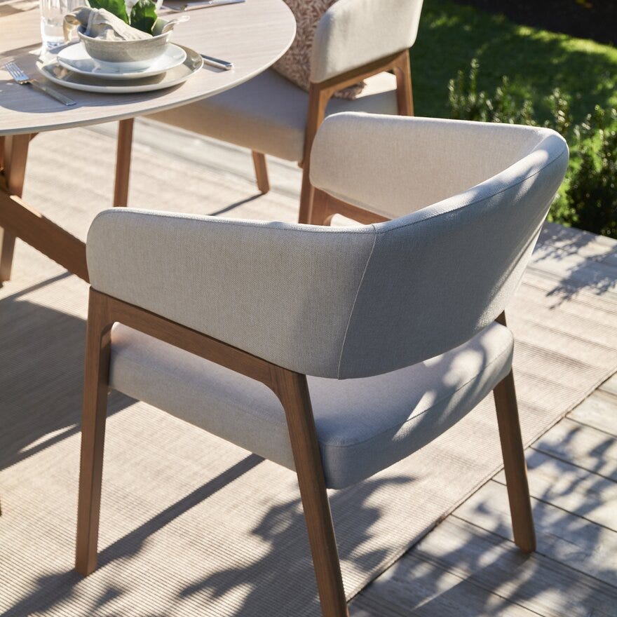 LEONORA Spisestol med armlene i Beige/natur