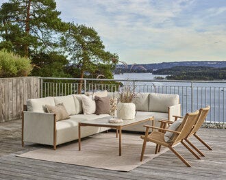 Lyse loungemøbler i skandinavisk stil som tåler vann på takterrasse med sjøutsikt 