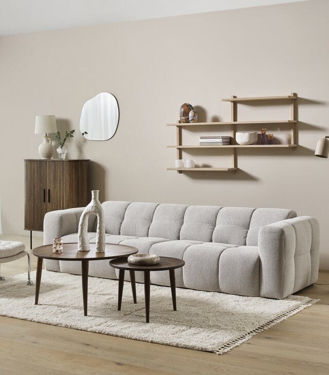 Lys 3 seter sofa style med en lys loungestol og brune sofabord