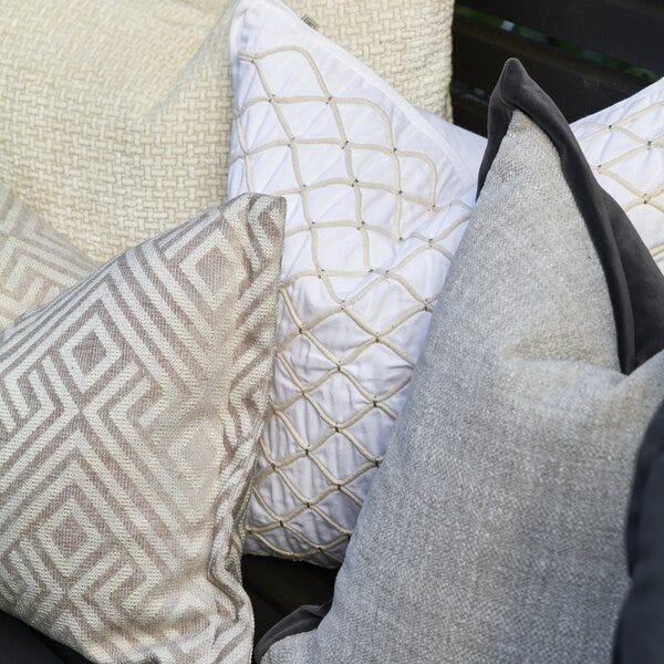 Hvordan style sofaen med puter som en proff