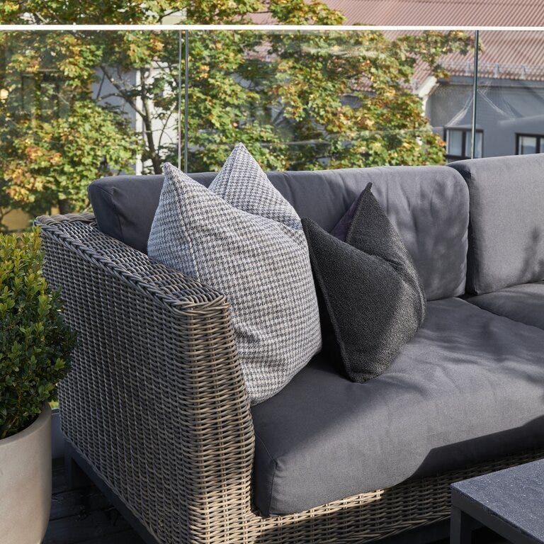 3 seter loungesofa i&nbsp;børstet tett kunstflett