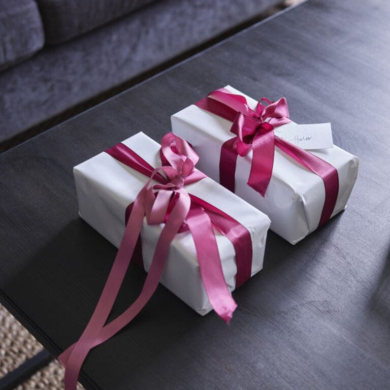 2 gaver innpakket&nbsp; med rosa bånd
