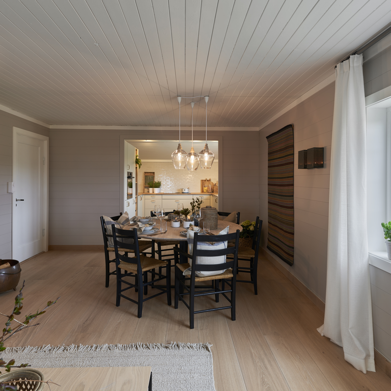Eventyrlig Oppussing på Rott Elements spisebord