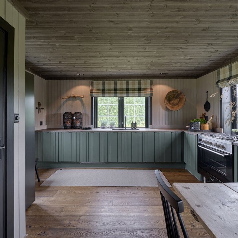 Moderne grønt kjøkken i hytte – Eventyrlig oppussing Snåsa