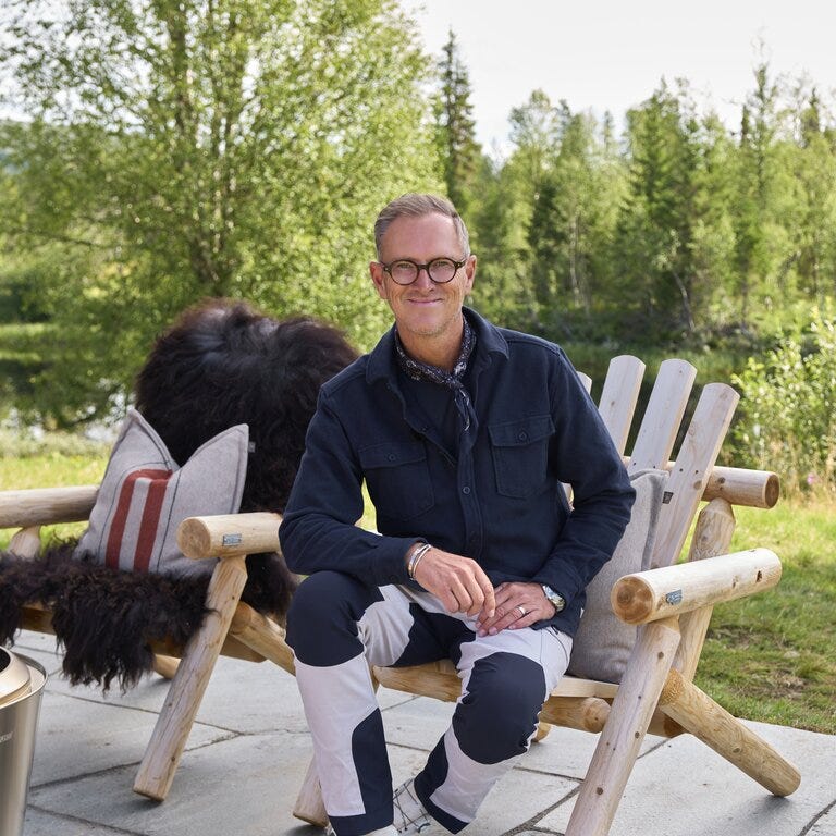 Halvor Bakker sitter på uteplassen foran hytta i Snåsa – Eventyrlig oppussing