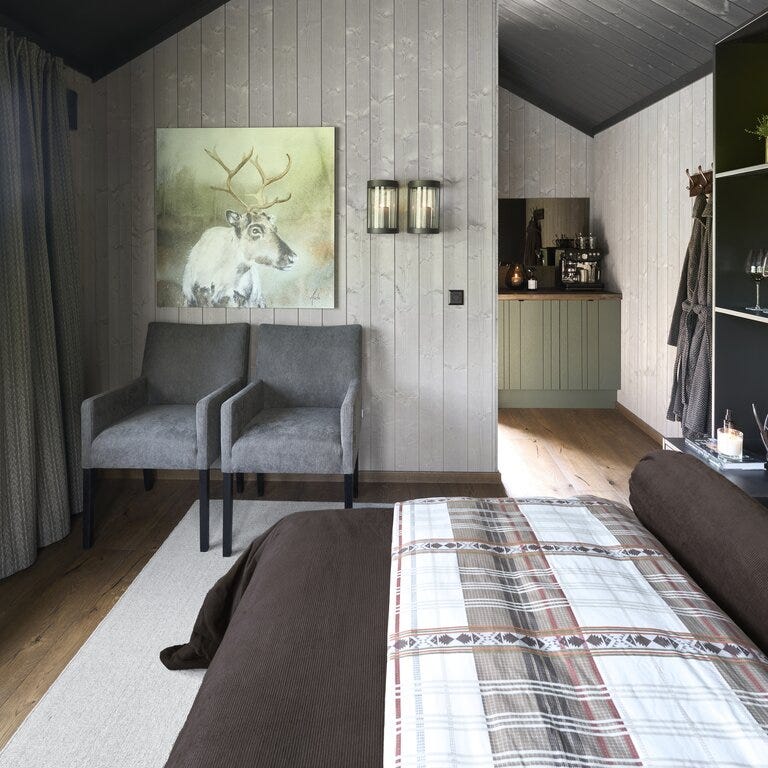 Etter-bilde, Eventyrlig oppussing Snåsa – sitteplass og kunst på veggene i totalrenovert rom