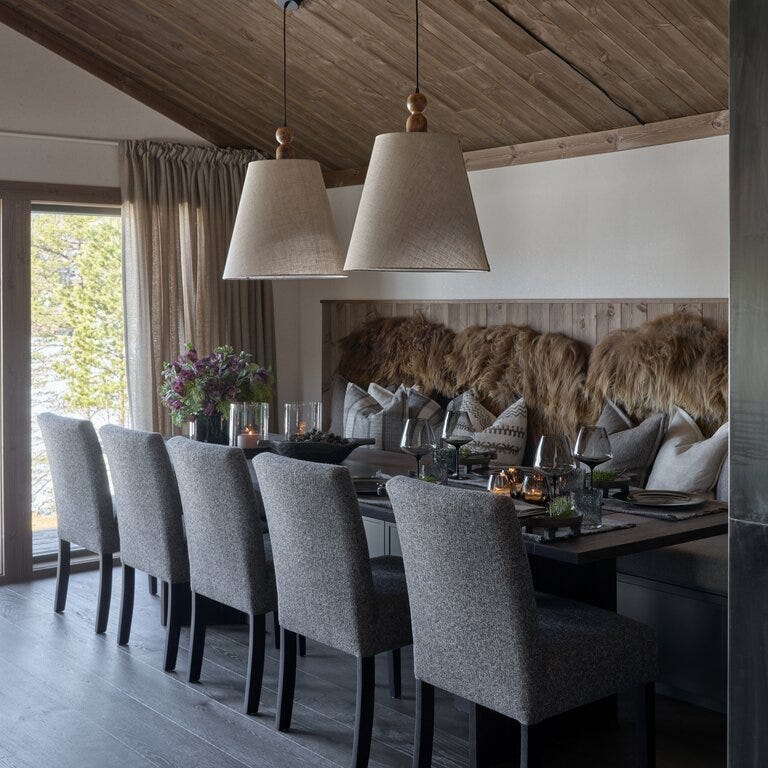 Spisestue med langbord, lyse tekstiler og lamper i naturlige materialer etter Eventyrlig oppussing i Setesdal