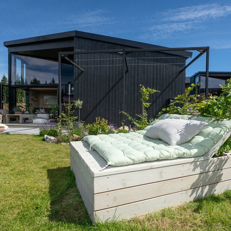 Sommerhytta uteplass blå hytte