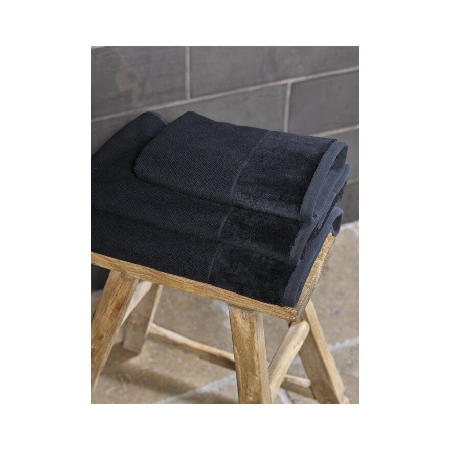 Bedtime Story By Halvor Bakke CLIFTON Håndkle 70x140 cm i Svart designet av Halvor Bakke