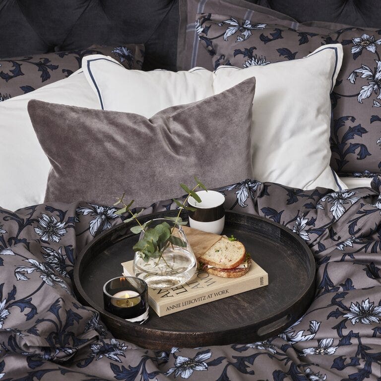 Seng med et serveringsbett